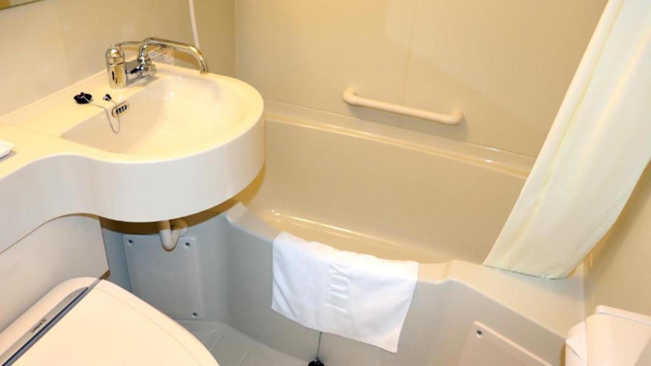 Toyoko Inn Chiba Minato Ekimae Exteriör bild